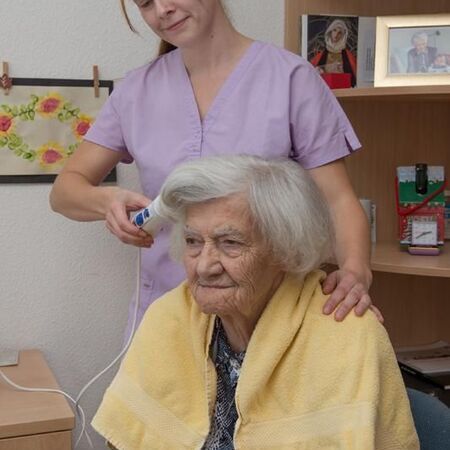 Grundpflege im Seniorenlandhaus Schwickershausen